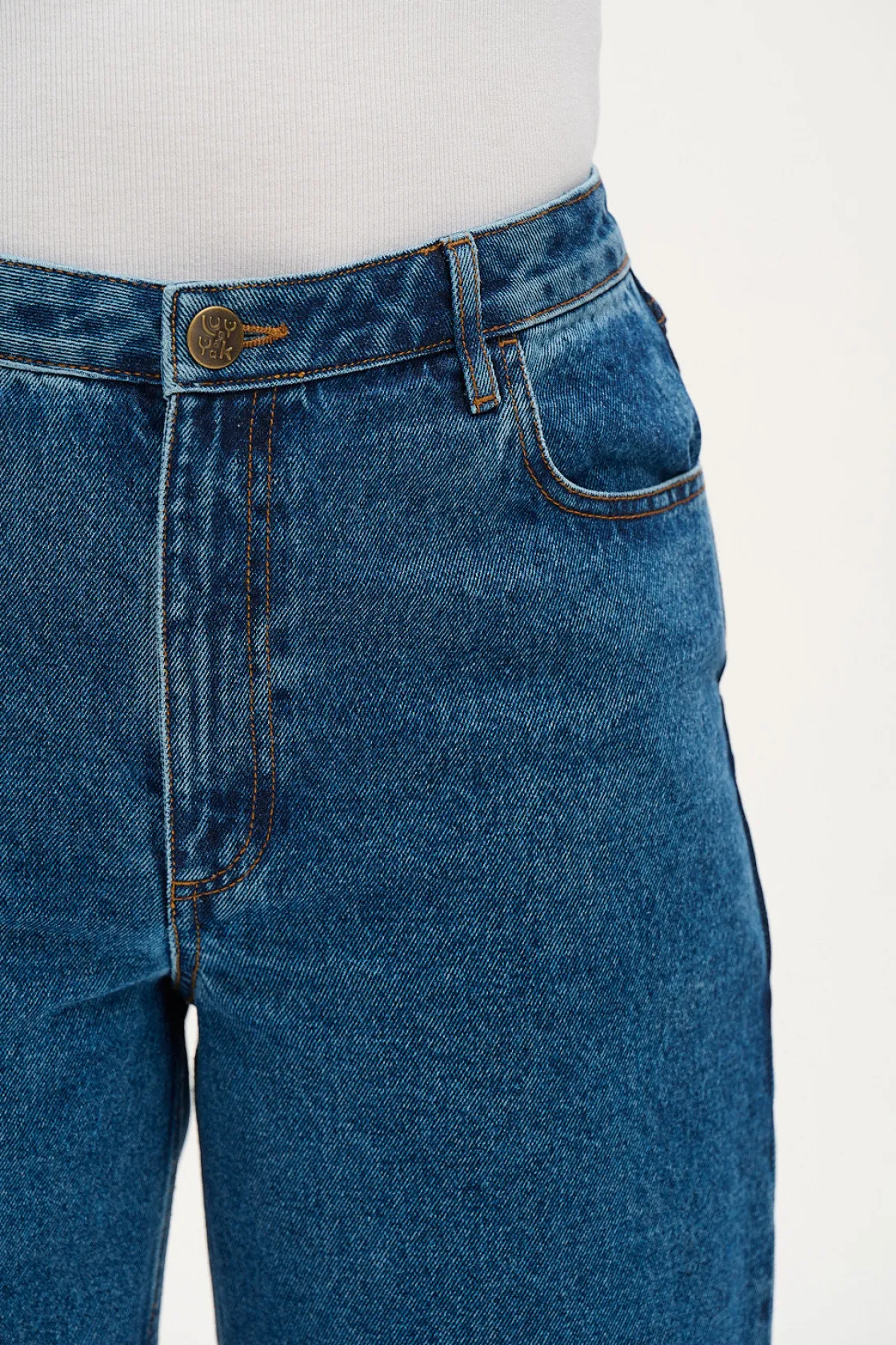 Lucy & Yak Drew - Straight Leg Denim Jeans in Mid Wash Blue Fashion