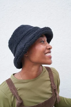 Lucy & Yak Travis - Borg Fleece Bucket Hat in Black Fashion